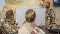 Ein deutscher Soldat steigt aus einem weißen Zivilfahrzeug