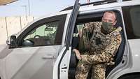 Ein deutscher Soldat steigt aus einem weißen Zivilfahrzeug