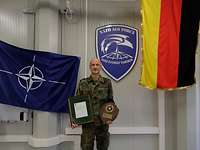 Alexander Plochmann mit der Auszeichnung Alexander Plochmann mit dem SACEUR Recognition Award