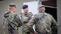 Drei Soldaten unterhalten sich.