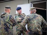 Drei Soldaten unterhalten sich.