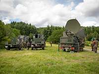 Soldaten und Satelliten.