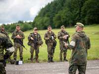Soldat spricht zu weiteren Soldaten.