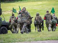 Soldaten bewegen sich weg.