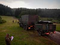 Soldaten und Fahrzeuge auf der Wiese.