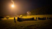 Soldaten in der Nacht.
