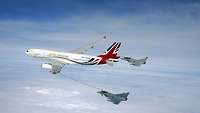 Ein Eurofighter und ein Typhoon werden von einem britischen Tankflugzeug betankt