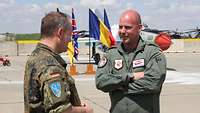 Oberstleutnant Hachmeister im Gespräch mit Oberstleutnant Dr. Ortmeyer.