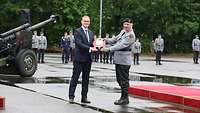 Ein Mann verleiht einem Soldaten einen Orden.