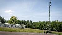 Ein 25 Meter hoher Antennenturm des Terrestrischen Übertragungssystems für digitalen Richtfunk .