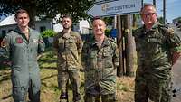 Die Tornado-Experten aus Büchel stehen an der Zufahrt zum Impfzentrum der Bundeswehr in Lebach. Vier Soldaten stehen vor einem Schild mit der Aufschrift „Impfzentrum Bundeswehr“