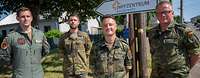Die Tornado-Experten aus Büchel stehen an der Zufahrt zum Impfzentrum der Bundeswehr in Lebach. Vier Soldaten stehen vor einem Schild mit der Aufschrift „Impfzentrum Bundeswehr“