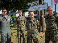 Die Tornado-Experten aus Büchel stehen an der Zufahrt zum Impfzentrum der Bundeswehr in Lebach. Vier Soldaten stehen vor einem Schild mit der Aufschrift „Impfzentrum Bundeswehr“