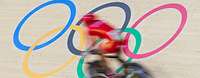 Olympische Ringe auf einer Radrennbahn