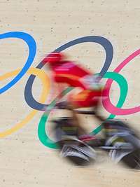 Olympische Ringe auf einer Radrennbahn