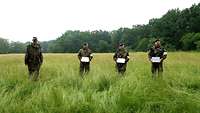 Vier Soldaten mit einer Urkunde