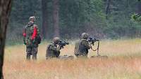 Drei Soldaten beim Schießen.