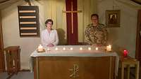 Verteidigungsministerin Annegret Kramp-Karrenbauer und Militärdekan Michael Rohde am Altar