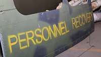 Hubschraubertür mit gelbem Schriftzug Personnel Recovery