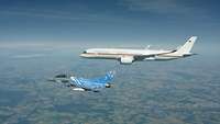 Ein Eurofighter fliegt neben einer A350