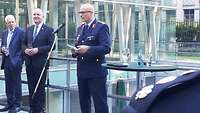 Der Inspekteur der Luftwaffe steht hinter einem Mikrophon und hält eine Rede