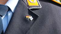 Deutsch-israelischer Kragenanstecker an der Uniform eines Soldaten