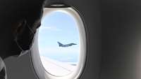 Ein Rabbiner schaut durch das Flugzeugfenster
