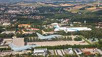 Zwei Eurofighter und zwei Mehrzweck-Kampfflugzeuge fliegen an der Gedenkstätte Dachau vorbei.