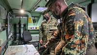 Soldaten besprechen sich in einer Kabine
