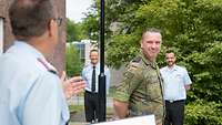 Chef des Stabes Oberst i.G. Schlechtweg erteilte dem Unteroffizier eine förmliche Anerkennung und überreichte ihm eine Urkunde 