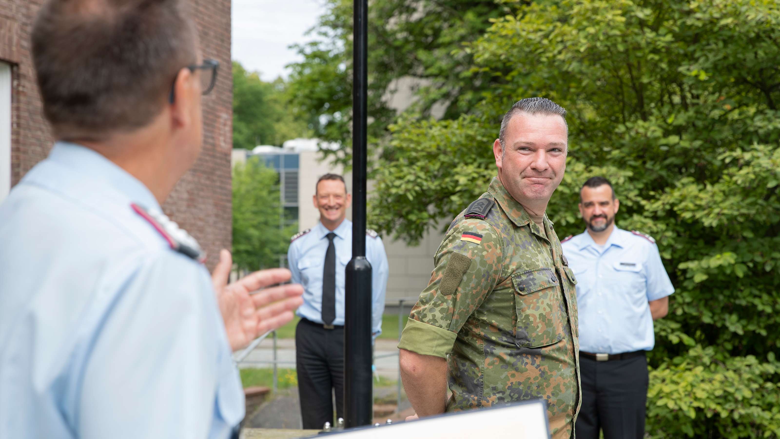 Ärztin und Soldat retten einer Frau das Leben