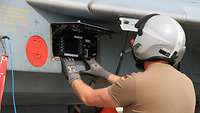 Der Fluggerätewart überprüft den Bordcomputer des Eurofighters, bevor er die Startfreigabe geben kann.