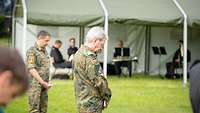 Soldat im Gebet.