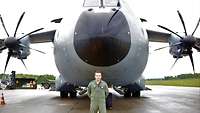 Ein Pilot steht mittig vor einem A400M.