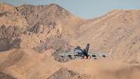 Kurz nach dem Start, noch mit Nachbrenner, fliegt der Tornado in das Übungsgebiet.