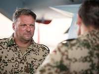Im Gespräch Zwei Soldaten unterhalten sich.