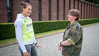 Zwei Frauen gucken sich an und grinsen