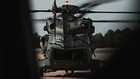 Ein Hubschrauber rollt zum Startbereich eines Flugfelds.