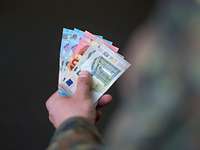 Unterhaltssicherung Soldat hält Geld in den Händen