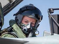 Porträt mit Helm Eine ausgebildete Waffensystemoffizierin sitzt im Cockpit eines Tornados.