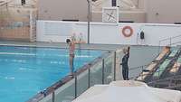 Timo Schaffeld und Conny Sander beim morgendliche Schwimmtraining vor dem Wettkampf.