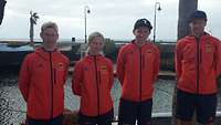 Gruppenbild der vier Triathleten Cornelia Sander, Marit Lorenzen, Timo Schaffeld und Frank Lünemann am Wasser.