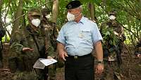 Ein Soldat spricht mit anderen Soldaten