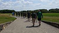 Die Gruppe begleitet die beiden Träger des Kreuzes auf den Berg der Kreuze