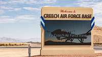 Die Begrüßungstafel auf der „Creech Air Force Base“ in Nevada, USA.