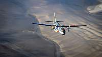Ein Transportflugzeug der Bundeswehr in bunter Sonderlackierung