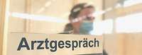 Bundeswehr-Impfzentrum in der Lahnsteiner Deines-Bruchmüller-Kaserne Plexiglasscheibe mit dem Schild Arztgespräch, dahinter sitzt eine Ärztin der Bundeswehr