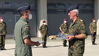 Generalleutnant Dr. Rieks, Hauptmann der Reserve Roßdeutscher mit einem Bestpreis aus.
