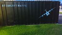 Auf einem Container ist eine Grafik von einem A400M zu sehen.