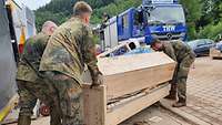 Soldaten unterstützen Kräfte des Technischen Hilfswerks bei Aufräumarbeiten nach dem Hochwasser